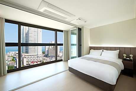 Standard Queen Ocean View