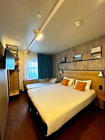 Standard Room with One Double Bed and One Single Bed