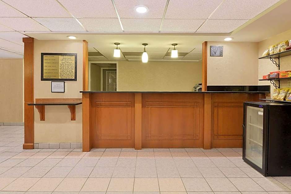 Howard Johnson by Wyndham Allentown/Dorney Hotel & Suites