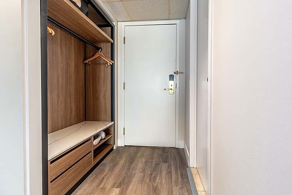 Atrium Hotel Vancouver