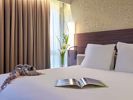 Superior Room with 1 single bed measuring 55 x 79 in (140 x 200 cm)
