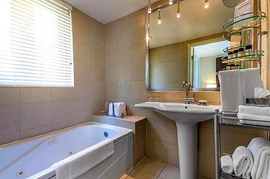 Photo 1 of 2 of Deluxe 1 King Bed, Accessible, Garden View, Balcony
