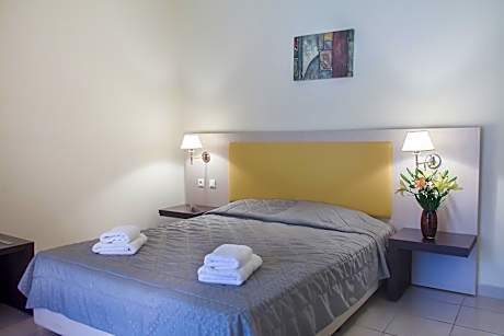 Apartment with Small Swimming Pool Garden View