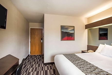 1 Queen Bed Smoking