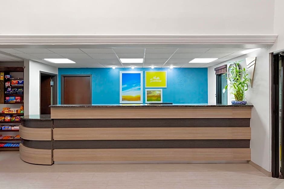 Days Inn & Suites by Wyndham Sam Houston Tollway