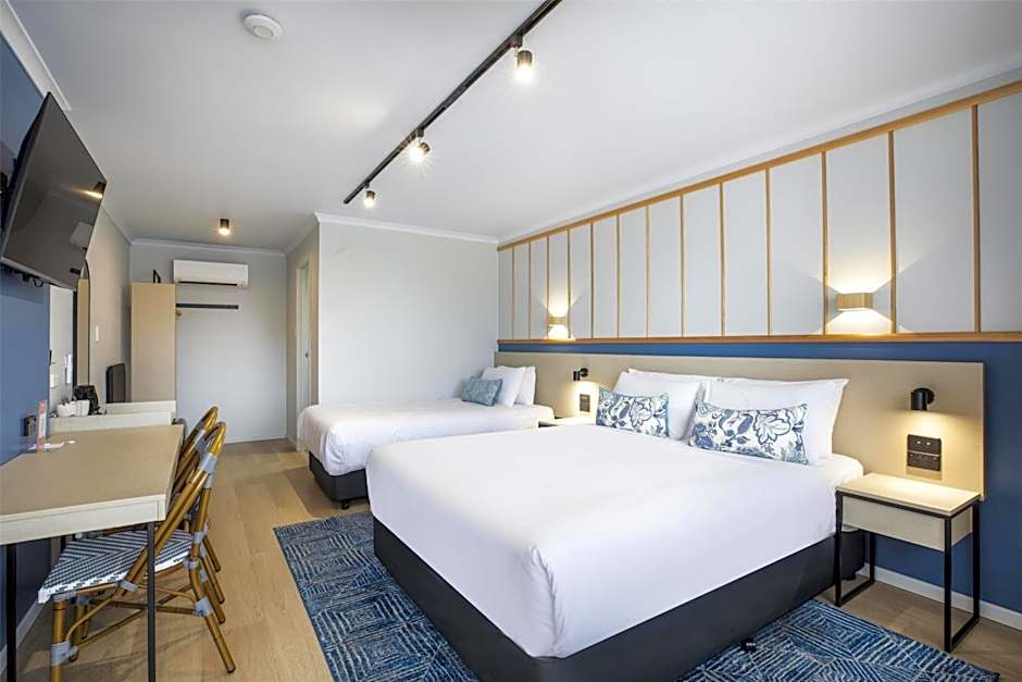 Nightcap at Queens Beach Hotel