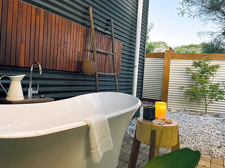 Grape Juice Retreat Rustic romantic gateway 5mins to beaches & town