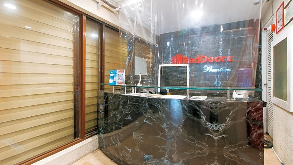 RedDoorz Premium near Greenbelt Makati - Vaccinated Staff