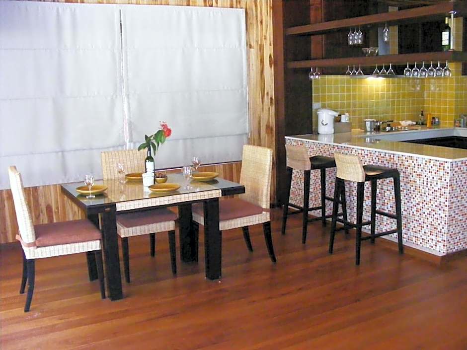 Baan Banyan Villa, wood house short walk to Mae Nam beach