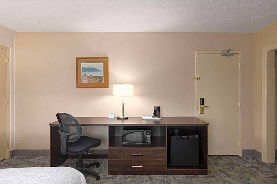 Travelodge by Wyndham Thunder Bay ON