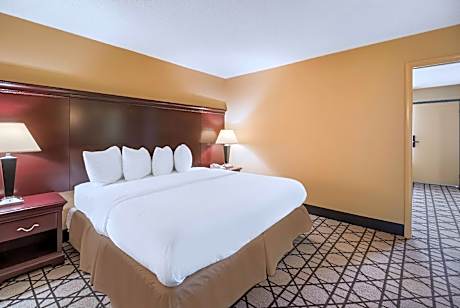 King Suite - Non-Smoking