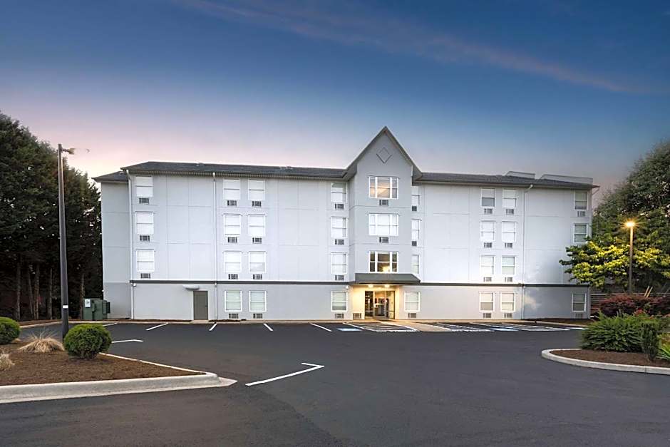 Rodeway Inn & Suites near Outlet Mall - Asheville
