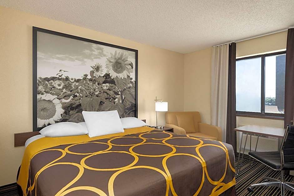 Super 8 by Wyndham Dodge City