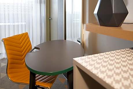 1 King Premium High Floor Mountain View Balcony