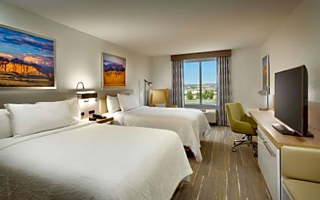 2 Queens Premium W/In-Room Drinks-Snacks