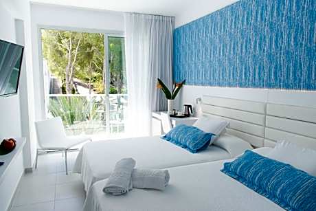 Comfort Room with Pool View