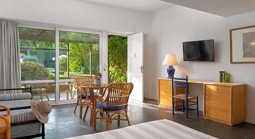 Dionysos Hotel