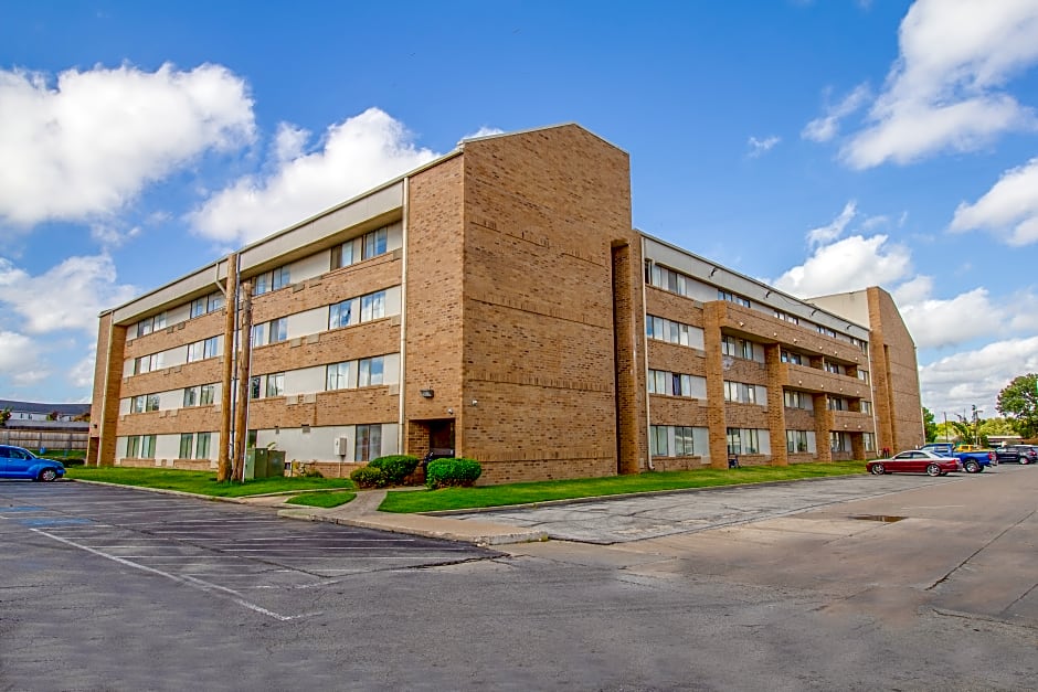 Tulsa Square Hotel Central, I-44 By OYO