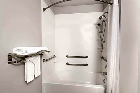 Queen Room with Bath Tub - Mobility/Hearing Accessible - Non-Smoking