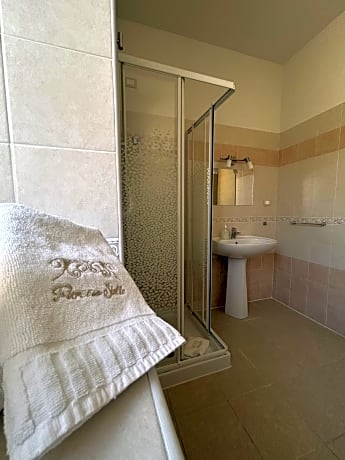 Standard Twin Room with Mountain View