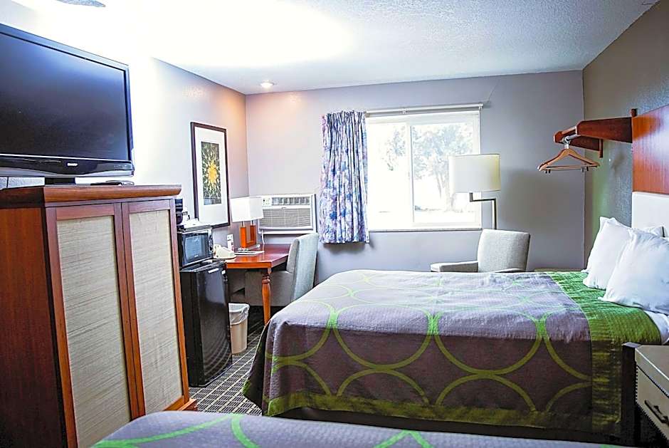 Super 8 by Wyndham Holbrook