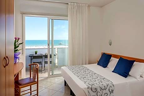 One-Bedroom Apartment with Sea View and Balcony