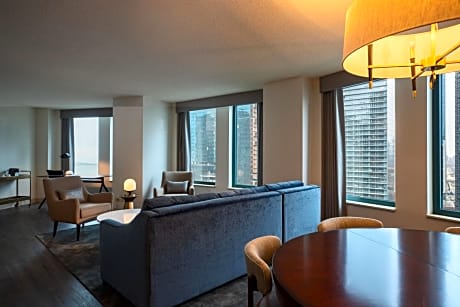 Illinois, 1 Bedroom Larger Suite, 1 King or 2 Double