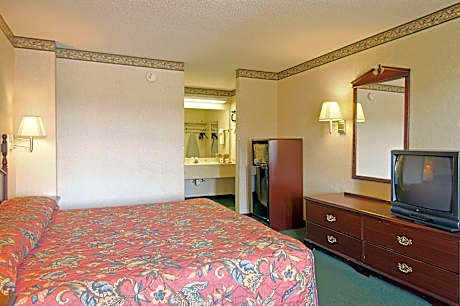 1 King Bed Studio Suite Non-Smoking