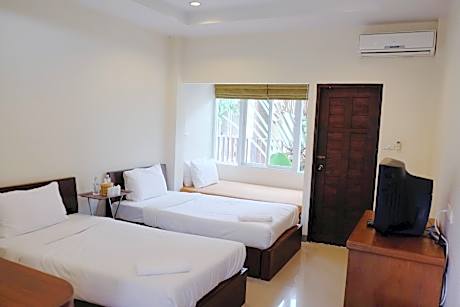 Superior Twin Room with Sofa Bed - Non-Smoking