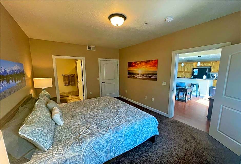 Deluxe Downtown Condo Close to Everything!