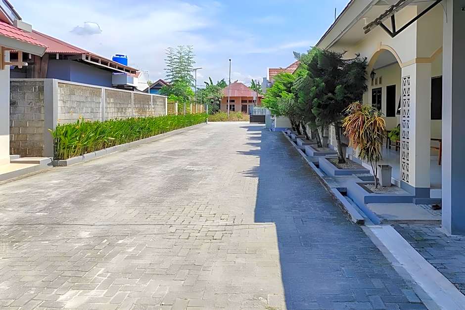 OYO 93051 Wisma Syariah Buloe Near Lapangan Abubakar Lambogo Batili Enrekang