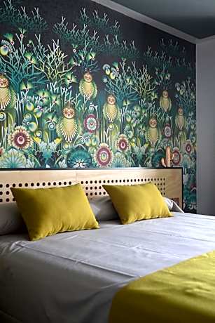 Deluxe Double Pool View Ensuite Room