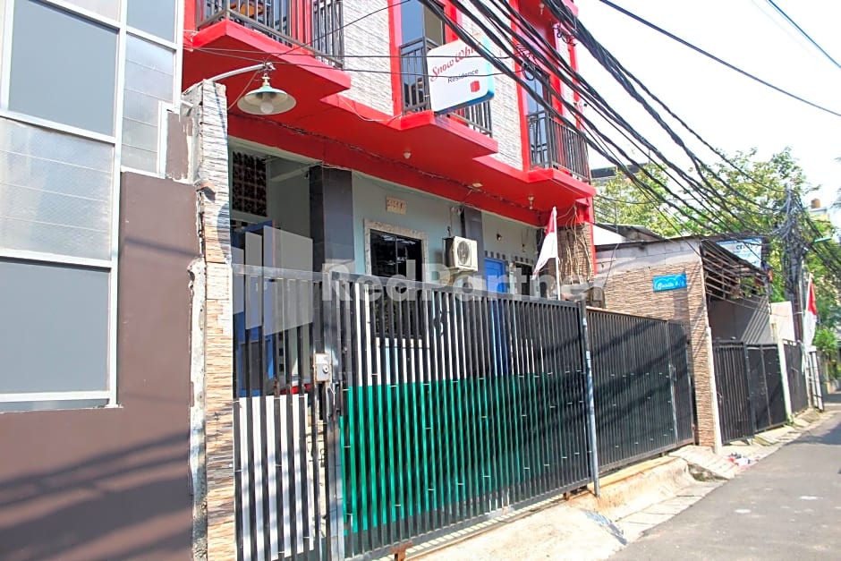 Snow White Residence near Grogol Mitra RedDoorz