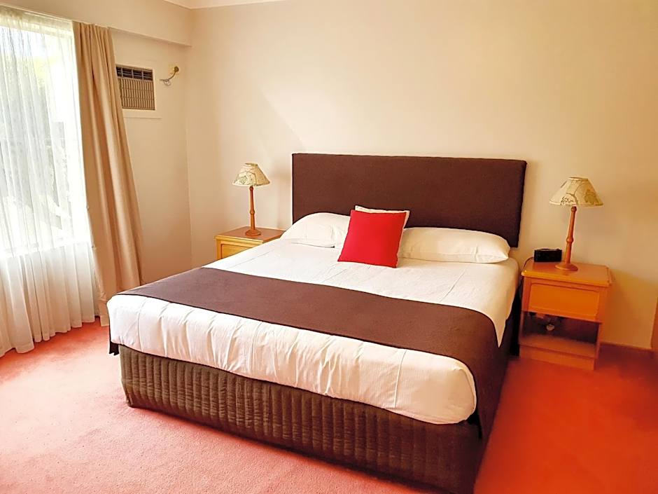 McNevins Warwick Motel