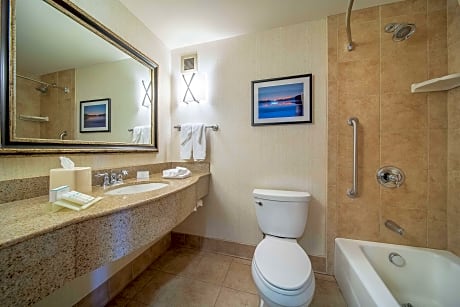 2 Queens Premium W/In-Room Drinks-Snacks