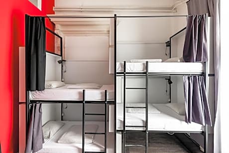 Bed in 10-Bed Dormitory Room with Private Bathroom