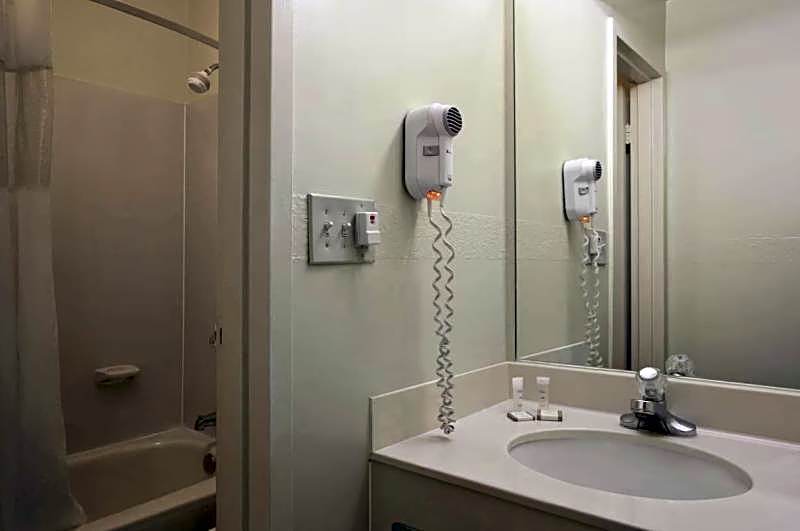 Travelodge by Wyndham Lansing IL