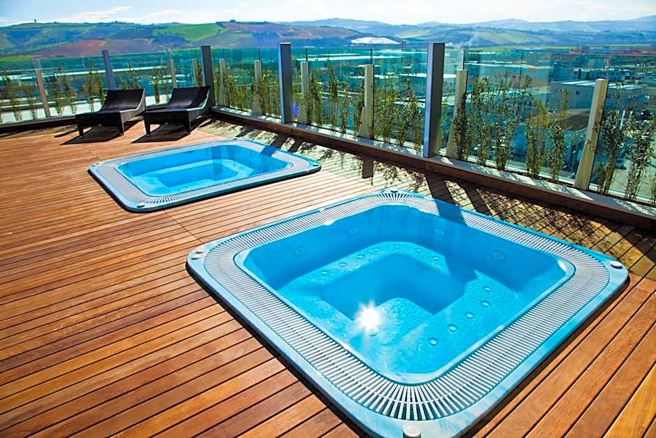 Breaking Business Hotel