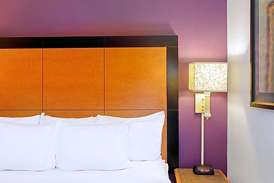Photo 1 of 5 of Deluxe 1 King Bed