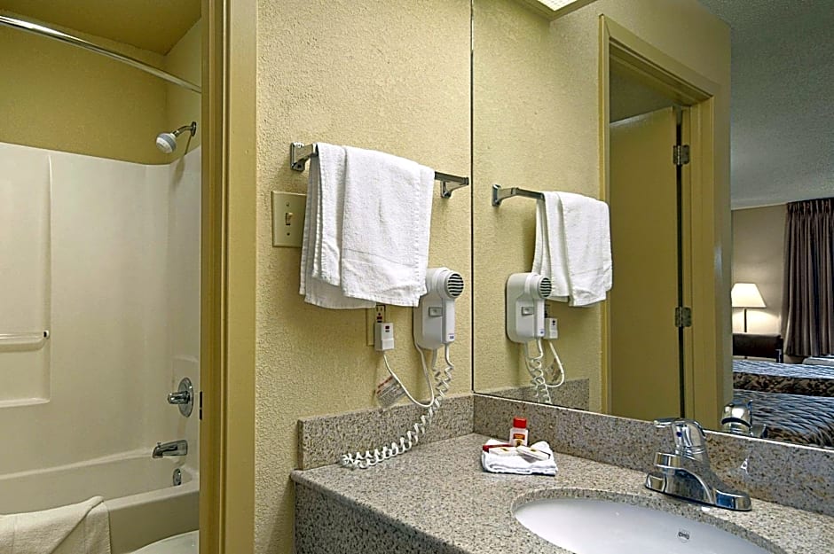 Super 8 by Wyndham Mobile/Tillmans Corner