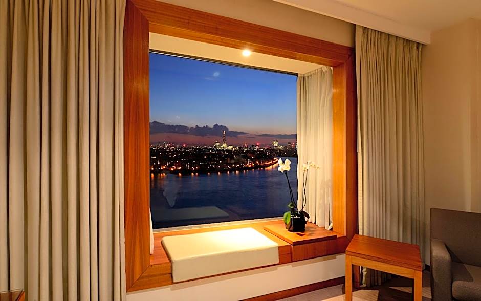 Canary Riverside Plaza Hotel