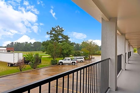 Super 8 by Wyndham Brookhaven