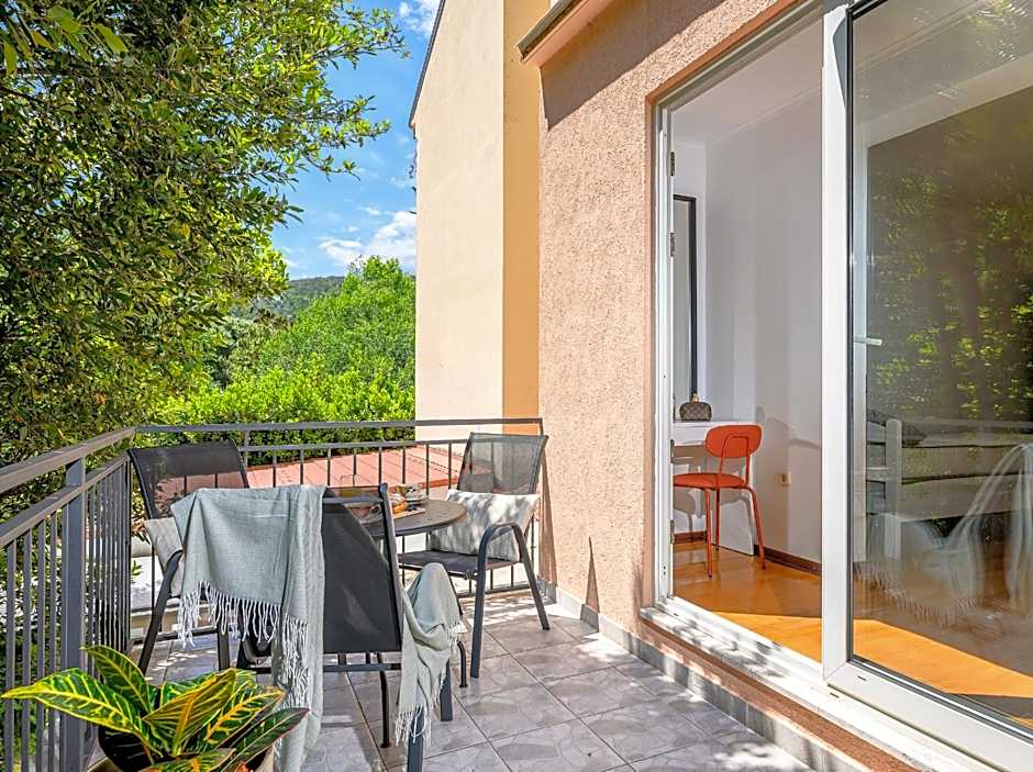 Yellow house with private parking