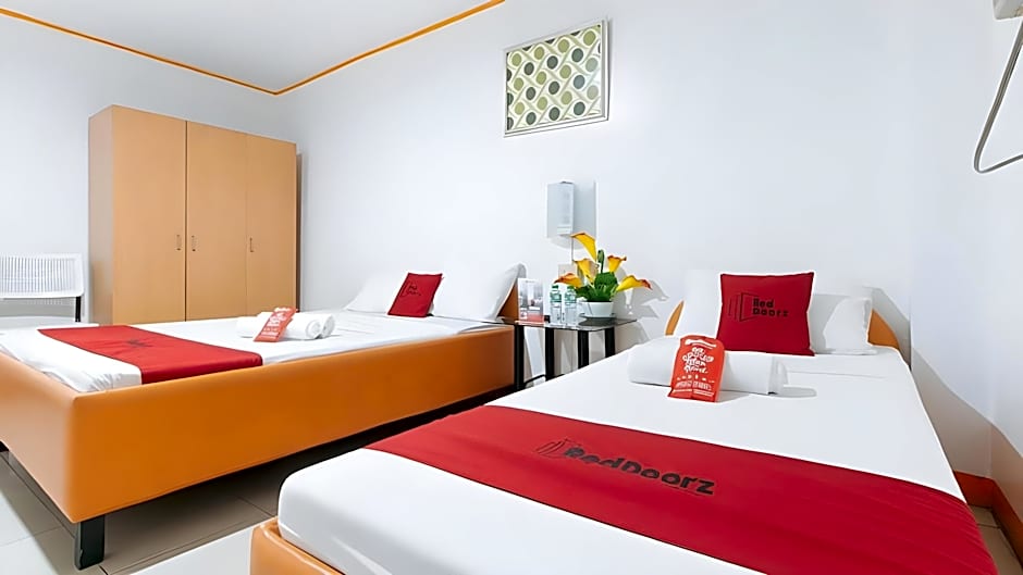 RedDoorz @ S & L Apartelle Daraga Albay