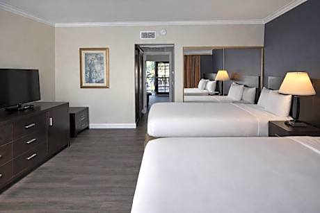 Queen Suite with Two Queen Beds and Sofa Bed - Courtyard View