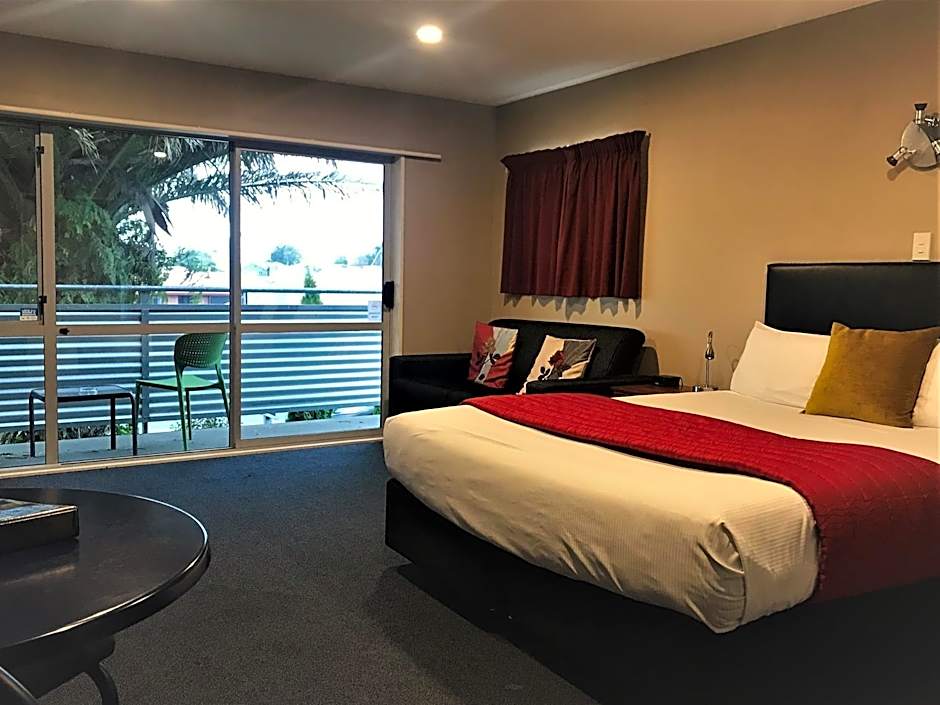 Photo 1 of 5 of Studio 1 King Bed with Sofabed