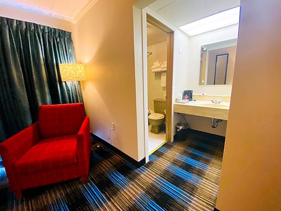 Days Inn & Suites by Wyndham St. Ignace Lakefront