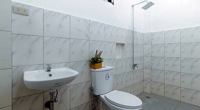 RedDoorz @ Joel's Apartelle