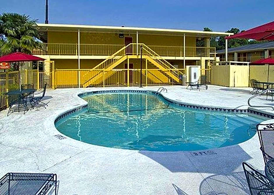 Econo Lodge Inn & Suites At Fort Moore