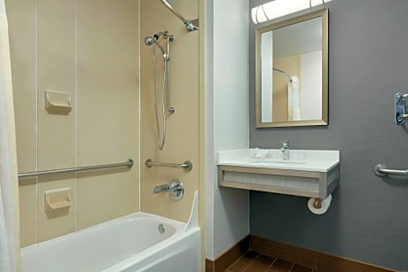 2 Queen Mobility Accessible W/Bathtub
